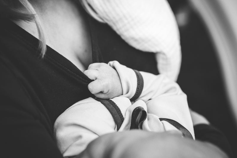 Zwart-wit: baby in de armen van mama