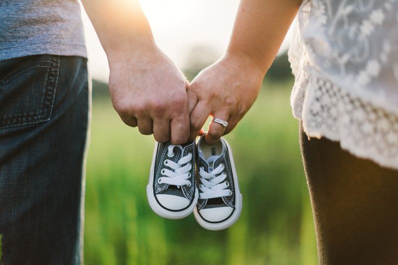 Toekomstige ouders houden babyschoentjes vast