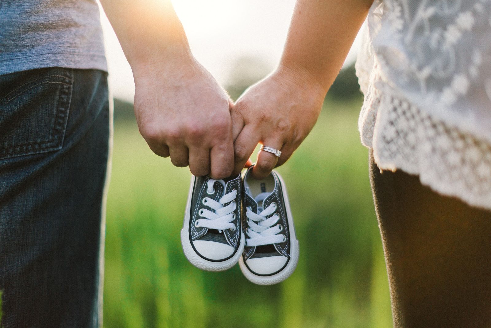 Toekomstige ouders met babyschoentjes