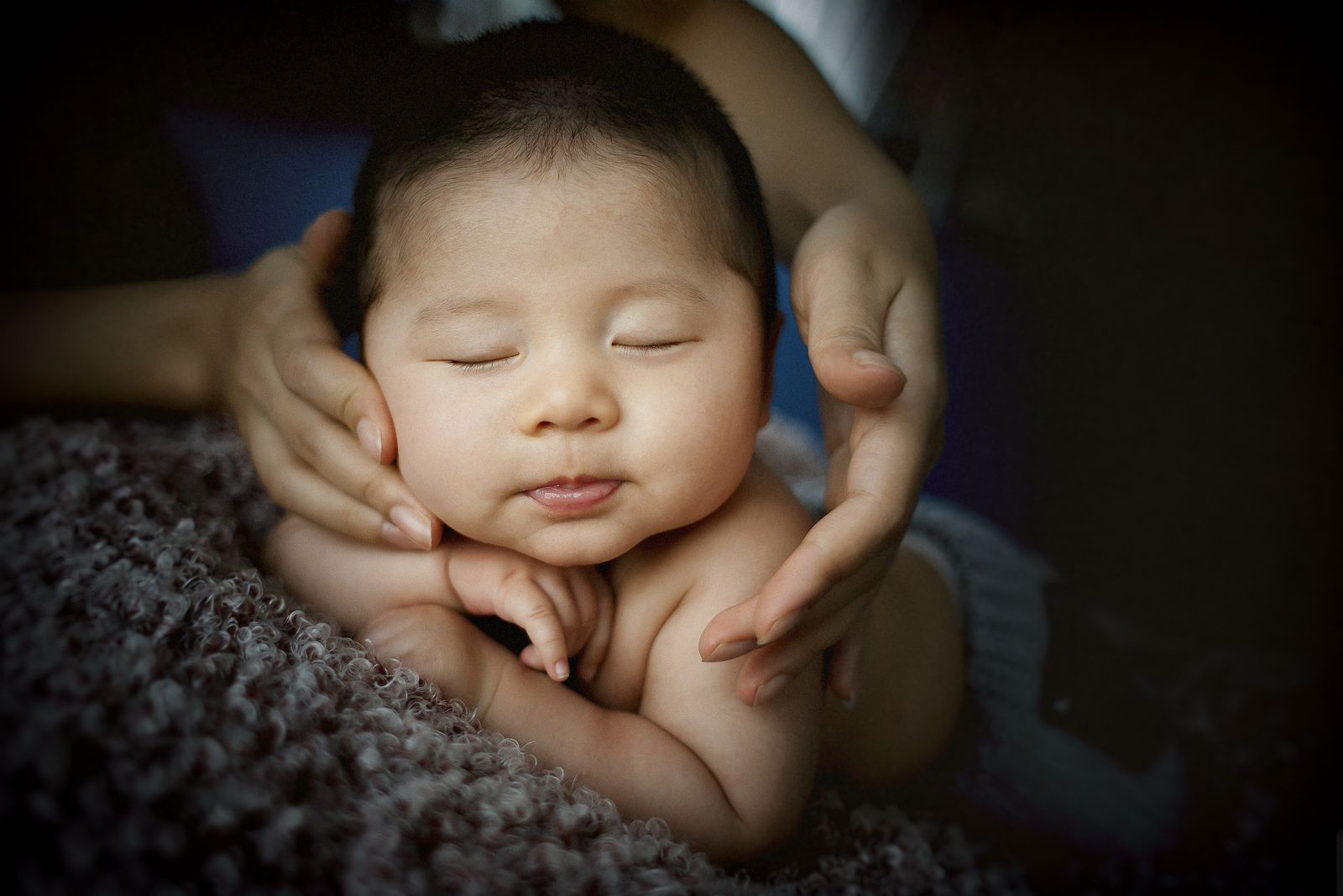 Pasgeboren baby in de handen van de ouders