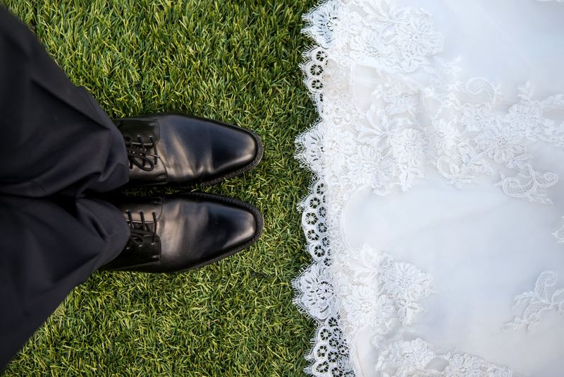 Bruidsjurk en nette schoenen in het gras