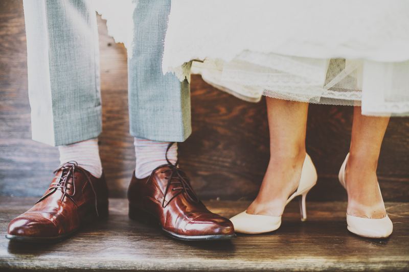 Schoenen van bruid en bruidegom naast elkaar