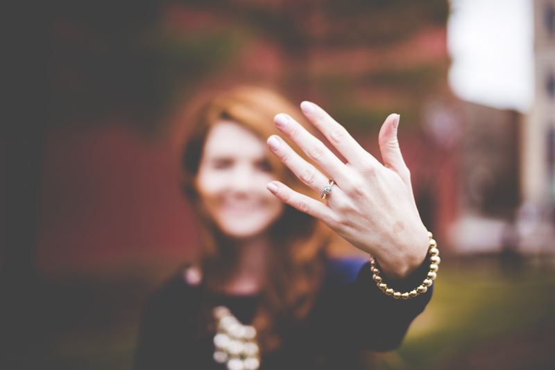 Lachende vrouw met haar hand voor haar gezicht